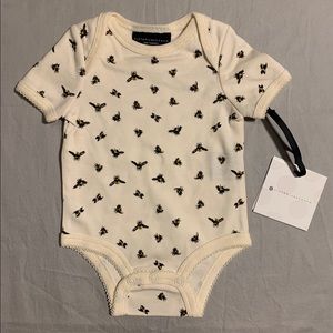 Victoria Beckham BABY onesie BEES NB newborn NEW